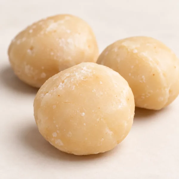 原味夏威夷豆圓潤豆仁與自然小凹痕特寫示意